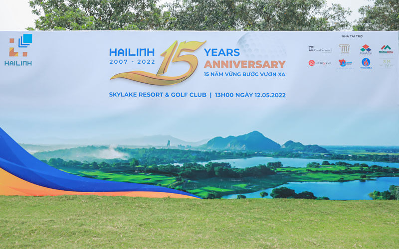 HẢI LINH TỔ CHỨC GIẢI GOLF KỶ NIỆM 15 NĂM THÀNH LẬP  Giải Golf “HẢI LINH 15 YEARS ANNIVERSARY” là chương trình đặc biệt nằm trong chuỗi hoạt động tổ chức nhân dịp sinh nhật công ty với cơ cấu giải thưởng khủng lên đến hàng tỷ đồng. Giải đấu đã diễn ra thành công tốt đẹp vào ngày 12/5/2022 với thật nhiều dấu ấn khoảnh khắc đáng nhớ.   Giải Golf Hải Linh 15 năm  Giải golf diễn ra với nhiều hoạt động ý nghĩa sẽ thu hút sự tham gia của hơn 100 golf thủ. CasaCeramics trở thành nhà tài trợ chính của chương trình với nhiều giải thưởng hấp dẫn!  Giải Golf Hải Linh 15 năm  – Các giải chia theo bảng Nhất – Nhì – Ba mỗi bảng: Cúp và quà  – Các giải HIO:  + Hole 3: 100 triệu tiền mặt – 600 triệu tiền gạch Ý  + Hole 8: 100 triệu tiền mặt – một xe Camry 2.0  + Hole 12: 100 triệu tiền mặt – 600 triệu tiền gạch Tây Ban Nha  + Hole 17: 100 triệu tiền mặt – Thiết bị vệ sinh giá 100 triệu  Giải Golf Hải Linh 15 năm  Cơ cấu giải thưởng hấp dẫn  Thật nhiều khoảnh khắc đẹp của các Golf thủ tại Sân SKY – SkyLake Resort & Golf Club, Chương Mỹ Hà Nội vào ngày 12/5 vừa qua. Và sau thời gian thi đấu đầy nỗ lực những giải thưởng đã được trao cho người xứng đáng nhất!   Giải Golf Hải Linh 15 năm  Giải Golf Hải Linh 15 năm  Giải Golf Hải Linh 15 năm  Giải Golf Hải Linh 15 năm  Giải Golf Hải Linh 15 năm  Dưới điều kiện thời tiết lý tưởng của sân SkyLake, giải golf đã trải qua 18 hố đấu vô cùng sôi nổi. Chung cuộc, golfer Lê Xuân Quang là người xuất sắc giành ngôi vị Best Gross của giải với thành tích ấn tượng 75 gậy.  Giải Golf Hải Linh 15 năm  Hình ảnh trao giải cho Golfer Lê Xuân Quang Và giải thưởng Best Net đã thuộc về Golfer xinh đẹp Nguyễn Ngọc Quỳnh với điểm số rất thuyết phục.   Ông Nguyễn Văn Điền - Đại diện cho Hải Linh trao gi Ông Nguyễn Văn Điền – Đại diện cho Hải Linh trao giải Best Net Một đêm Gala ấn tượng và đầy đáng nhớ đã diễn ra trong đêm 12/5/2022 Một đêm Gala ấn tượng và đầy đáng nhớ đã diễn ra trong đêm 12/5/2022 Đây không chỉ là dịp để Hải Linh tri ân, thể hiện tình cảm với các đối tác, quý khách hàng nhân dịp kỷ niệm 15 năm thành lập, mà còn là nơi để hội tụ, gặp gỡ, tăng cường mối quan hệ giao lưu, chia sẻ niềm vui, những cơ hội hợp tác mới trên bước đường thành công của mỗi Golfer nói riêng và mỗi doanh nghiệp nói chung.  HẢI LINH TỔ CHỨC GIẢI GOLF KỶ NIỆM 15 NĂM THÀNH LẬP HẢI LINH TỔ CHỨC GIẢI GOLF KỶ NIỆM 15 NĂM THÀNH LẬP Giải Golf như một lời cảm ơn gửi tới các quý đối tác đã đồng hành cùng Hải Linh trong suốt 15 năm qua HẢI LINH TỔ CHỨC GIẢI GOLF KỶ NIỆM 15 NĂM THÀNH LẬP Xin chúc mừng những Golfer xuất sắc đạt giải thưởng Thông qua giải Golf Hải Linh mong muốn sẽ tiếp tục nhận được sự ủng hộ nhiệt tình của khách hàng, đối tác trong những chặng đường phát triển tiếp theo của mình. Một lần nữa xin gửi lời cảm ơn tới các quý đối tác đã đồng hành và ủng hộ giải Golf của Hải Linh lần này. 