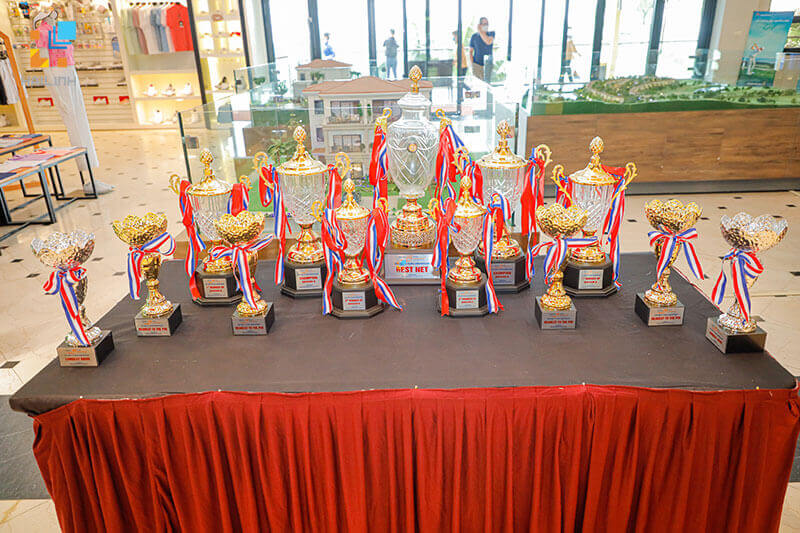 HẢI LINH TỔ CHỨC GIẢI GOLF KỶ NIỆM 15 NĂM THÀNH LẬP  Giải Golf “HẢI LINH 15 YEARS ANNIVERSARY” là chương trình đặc biệt nằm trong chuỗi hoạt động tổ chức nhân dịp sinh nhật công ty với cơ cấu giải thưởng khủng lên đến hàng tỷ đồng. Giải đấu đã diễn ra thành công tốt đẹp vào ngày 12/5/2022 với thật nhiều dấu ấn khoảnh khắc đáng nhớ.   Giải Golf Hải Linh 15 năm  Giải golf diễn ra với nhiều hoạt động ý nghĩa sẽ thu hút sự tham gia của hơn 100 golf thủ. CasaCeramics trở thành nhà tài trợ chính của chương trình với nhiều giải thưởng hấp dẫn!  Giải Golf Hải Linh 15 năm  – Các giải chia theo bảng Nhất – Nhì – Ba mỗi bảng: Cúp và quà  – Các giải HIO:  + Hole 3: 100 triệu tiền mặt – 600 triệu tiền gạch Ý  + Hole 8: 100 triệu tiền mặt – một xe Camry 2.0  + Hole 12: 100 triệu tiền mặt – 600 triệu tiền gạch Tây Ban Nha  + Hole 17: 100 triệu tiền mặt – Thiết bị vệ sinh giá 100 triệu  Giải Golf Hải Linh 15 năm  Cơ cấu giải thưởng hấp dẫn  Thật nhiều khoảnh khắc đẹp của các Golf thủ tại Sân SKY – SkyLake Resort & Golf Club, Chương Mỹ Hà Nội vào ngày 12/5 vừa qua. Và sau thời gian thi đấu đầy nỗ lực những giải thưởng đã được trao cho người xứng đáng nhất!   Giải Golf Hải Linh 15 năm  Giải Golf Hải Linh 15 năm  Giải Golf Hải Linh 15 năm  Giải Golf Hải Linh 15 năm  Giải Golf Hải Linh 15 năm  Dưới điều kiện thời tiết lý tưởng của sân SkyLake, giải golf đã trải qua 18 hố đấu vô cùng sôi nổi. Chung cuộc, golfer Lê Xuân Quang là người xuất sắc giành ngôi vị Best Gross của giải với thành tích ấn tượng 75 gậy.  Giải Golf Hải Linh 15 năm  Hình ảnh trao giải cho Golfer Lê Xuân Quang Và giải thưởng Best Net đã thuộc về Golfer xinh đẹp Nguyễn Ngọc Quỳnh với điểm số rất thuyết phục.   Ông Nguyễn Văn Điền - Đại diện cho Hải Linh trao gi Ông Nguyễn Văn Điền – Đại diện cho Hải Linh trao giải Best Net Một đêm Gala ấn tượng và đầy đáng nhớ đã diễn ra trong đêm 12/5/2022 Một đêm Gala ấn tượng và đầy đáng nhớ đã diễn ra trong đêm 12/5/2022 Đây không chỉ là dịp để Hải Linh tri ân, thể hiện tình cảm với các đối tác, quý khách hàng nhân dịp kỷ niệm 15 năm thành lập, mà còn là nơi để hội tụ, gặp gỡ, tăng cường mối quan hệ giao lưu, chia sẻ niềm vui, những cơ hội hợp tác mới trên bước đường thành công của mỗi Golfer nói riêng và mỗi doanh nghiệp nói chung.  HẢI LINH TỔ CHỨC GIẢI GOLF KỶ NIỆM 15 NĂM THÀNH LẬP HẢI LINH TỔ CHỨC GIẢI GOLF KỶ NIỆM 15 NĂM THÀNH LẬP Giải Golf như một lời cảm ơn gửi tới các quý đối tác đã đồng hành cùng Hải Linh trong suốt 15 năm qua HẢI LINH TỔ CHỨC GIẢI GOLF KỶ NIỆM 15 NĂM THÀNH LẬP Xin chúc mừng những Golfer xuất sắc đạt giải thưởng Thông qua giải Golf Hải Linh mong muốn sẽ tiếp tục nhận được sự ủng hộ nhiệt tình của khách hàng, đối tác trong những chặng đường phát triển tiếp theo của mình. Một lần nữa xin gửi lời cảm ơn tới các quý đối tác đã đồng hành và ủng hộ giải Golf của Hải Linh lần này. 