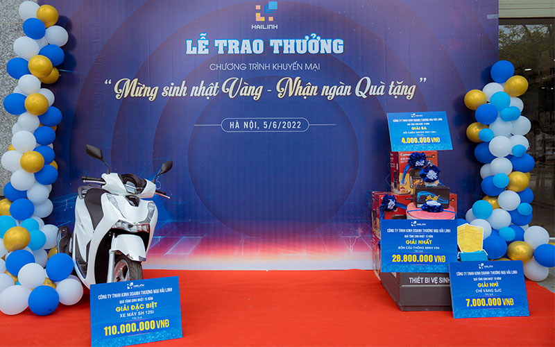 Hải Linh trao thưởng khách hàng trúng giải chương trình mừng sinh nhật 15 tuổi