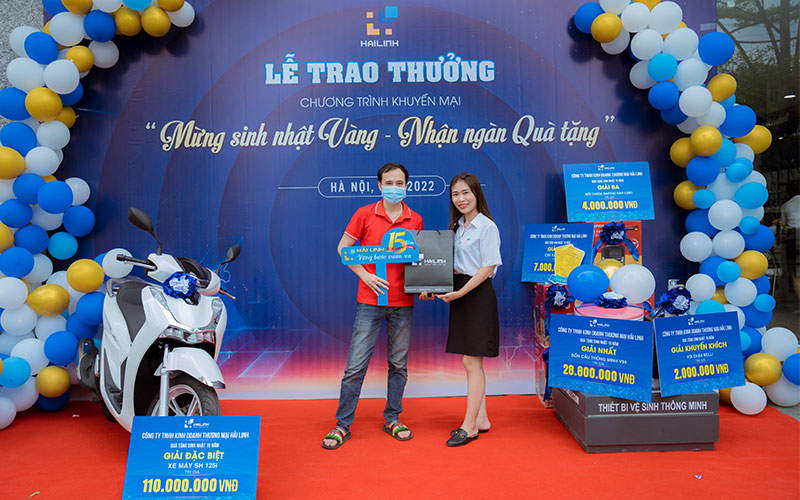 Hải Linh trao thưởng khách hàng trúng giải chương trình mừng sinh nhật 15 tuổi