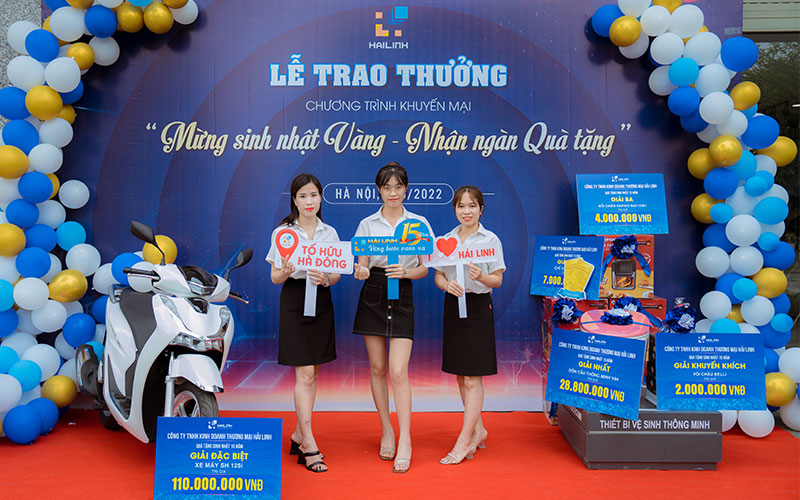 Hải Linh trao thưởng khách hàng trúng giải chương trình mừng sinh nhật 15 tuổi