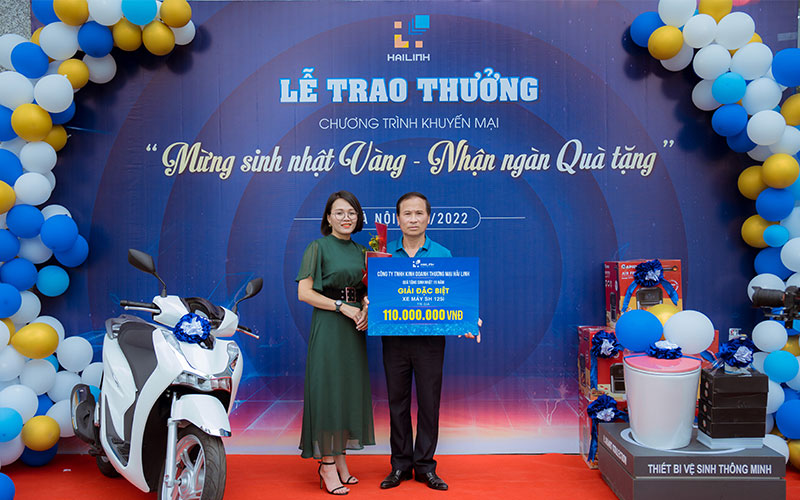 Hải Linh trao thưởng khách hàng trúng giải chương trình mừng sinh nhật 15 tuổi