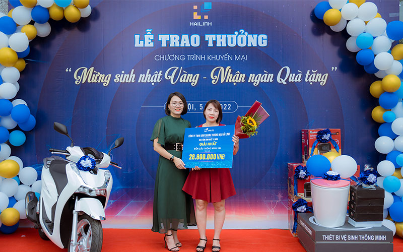 Hải Linh trao thưởng khách hàng trúng giải chương trình mừng sinh nhật 15 tuổi