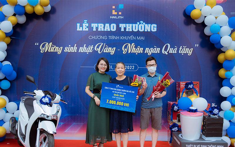 Hải Linh trao thưởng khách hàng trúng giải chương trình mừng sinh nhật 15 tuổi