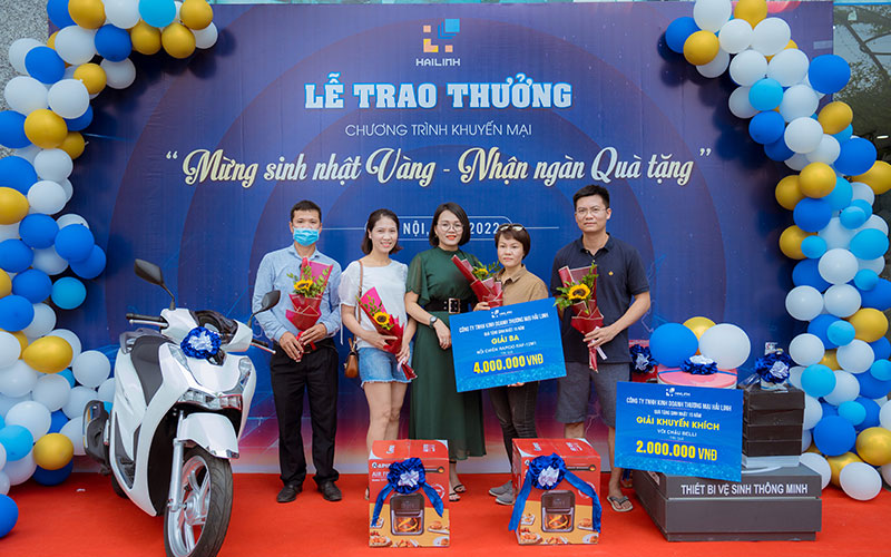 Hải Linh trao thưởng khách hàng trúng giải chương trình mừng sinh nhật 15 tuổi