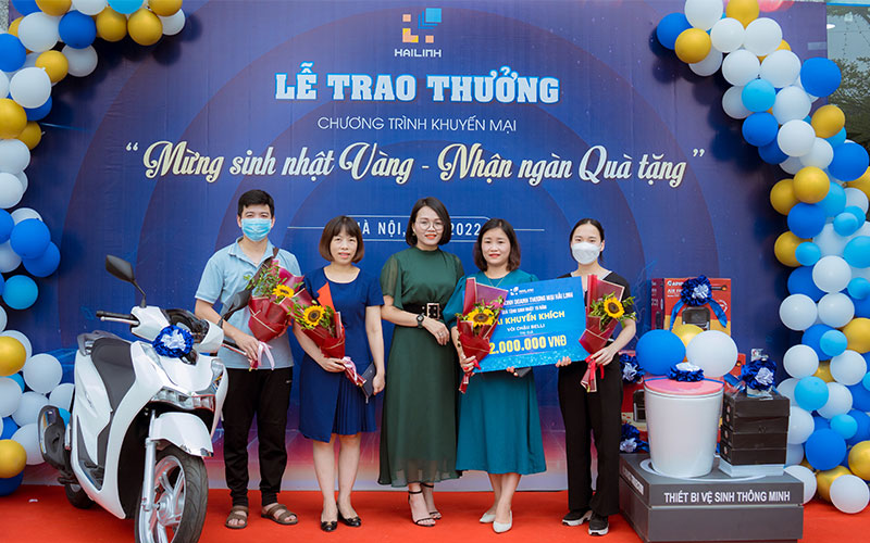 Hải Linh trao thưởng khách hàng trúng giải chương trình mừng sinh nhật 15 tuổi
