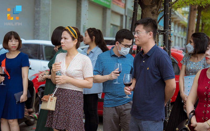 Hải Linh trao thưởng khách hàng trúng giải chương trình mừng sinh nhật 15 tuổi