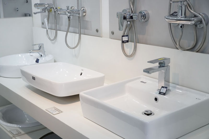 Trọn bộ bồn cầu, sen tắm, lavabo,... trưng bày thực tế tại Showroom Hà Đông Hải Linh.
